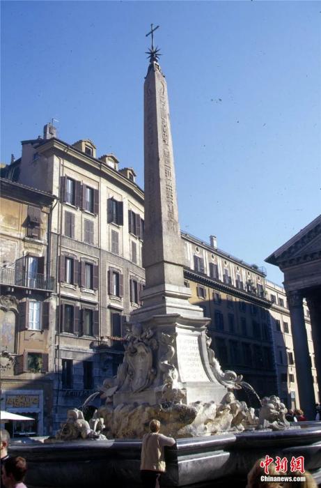 The famous Fountain of the Four Rivers in Piazza Navona in Rome, Italy. (Photo: Yan Xiangqun/China News Service)
