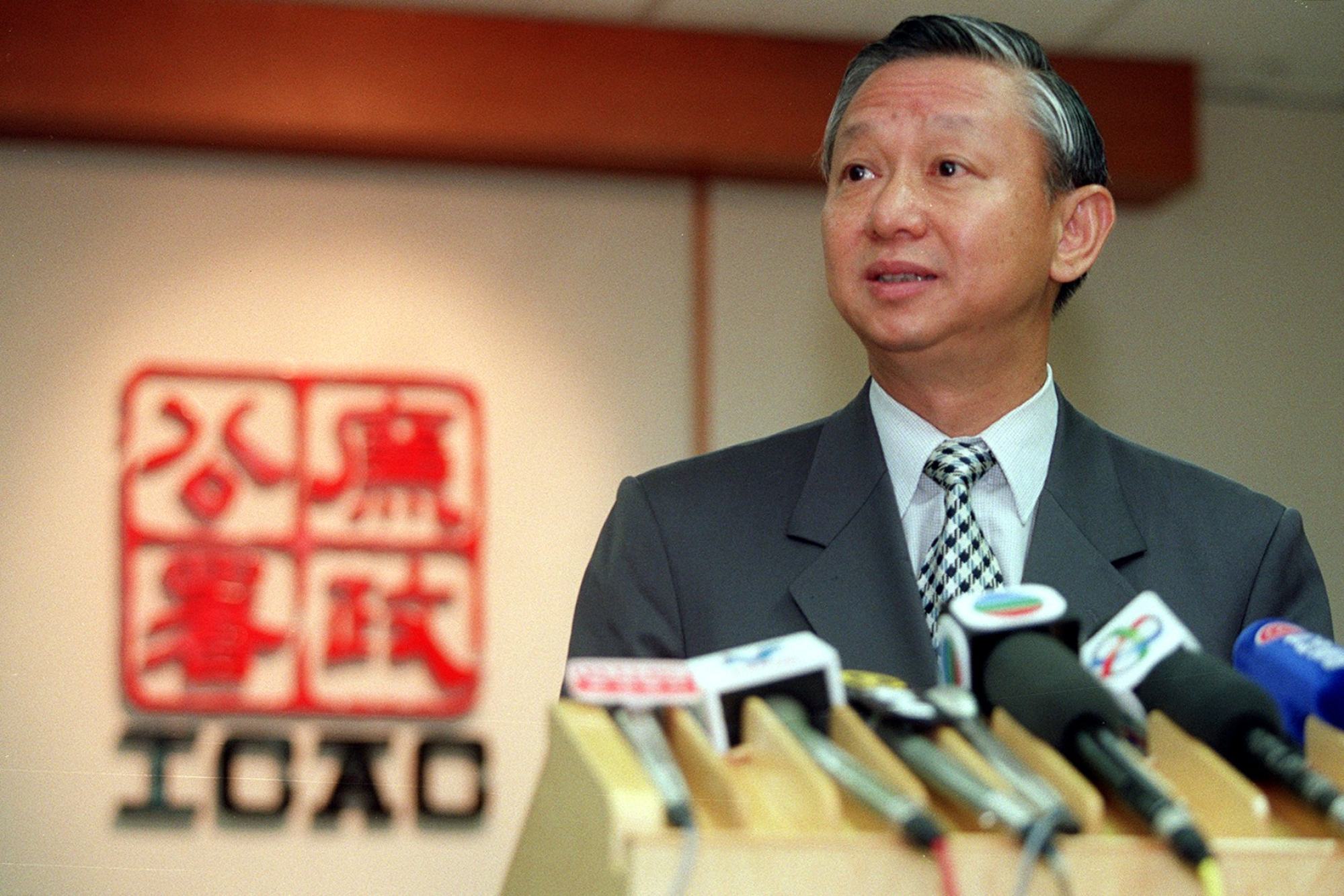Ambrose Lee meets the press at ICAC’s headquarters in Central in 2002. Photo: SCMP