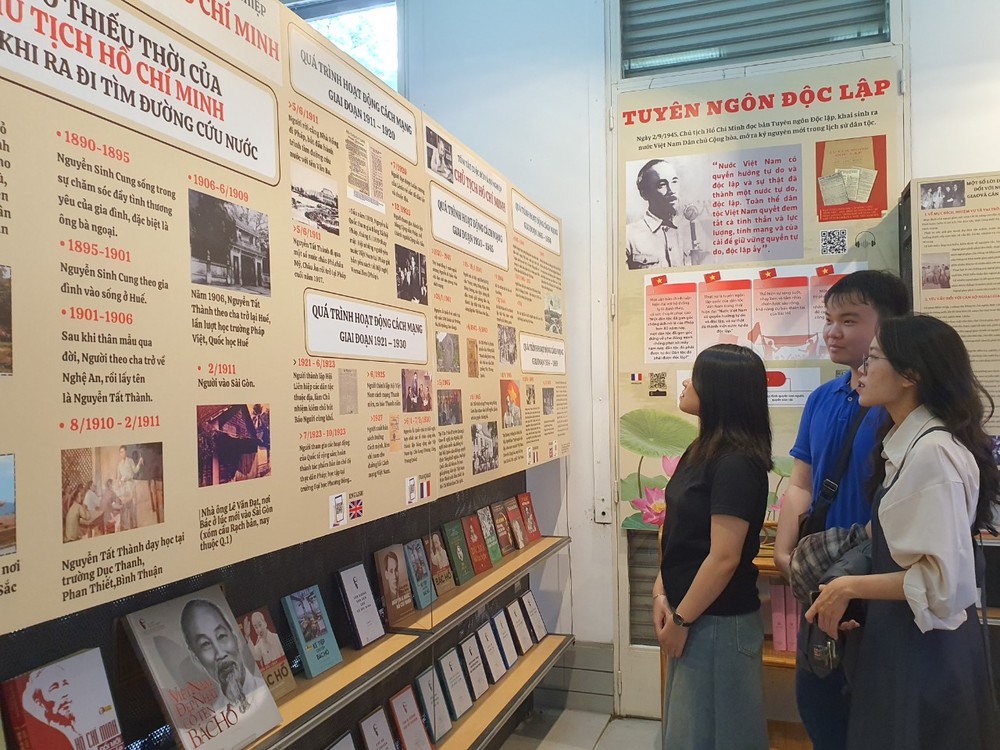 Young people visit the exhibition on the constructions commemorating President Ho Chi Minh abroad. (Photo: SGGP) cac-ban-tre-4303.jpg.jpg