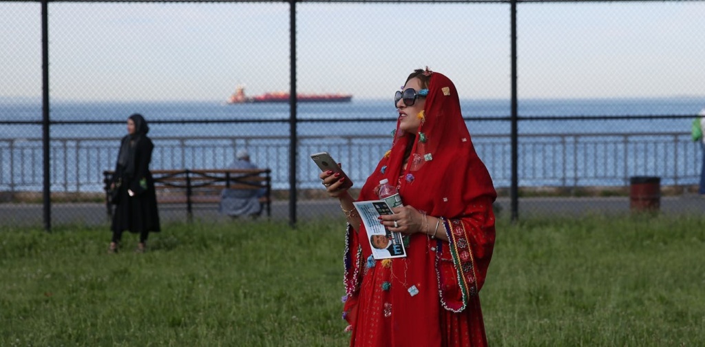 Muslim women who are registered to vote are more likely to donate money and volunteer than nonvoters Muslim women who are registered to vote are more likely to donate money and volunteer than nonvoters