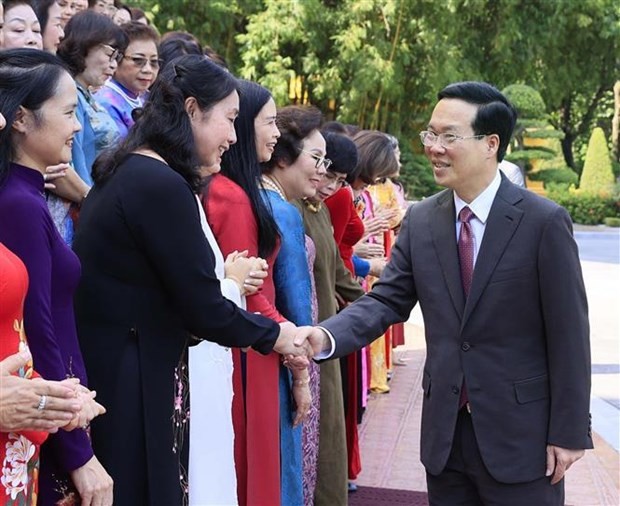 President Vo Van Thuong greets representatives of theVietnam Association for Women Entrepreneurs (VAWE) in Hanoi on October 5. (Photo: VNA) President Vo Van Thuong greets representatives of theVietnam Association for Women Entrepreneurs (VAWE) in Hanoi on October 5. (Photo: VNA)