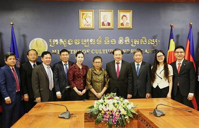 Vietnamese Deputy Minister of Culture, Sports and Tourism Ta Quang Dong (fourth from right), Cambodian Minister of Culture and Fine Arts Phoeurng Sackona (fifth from right), and other officials at the meeting in Phnom Penh on May 21. (Photo: VNA)