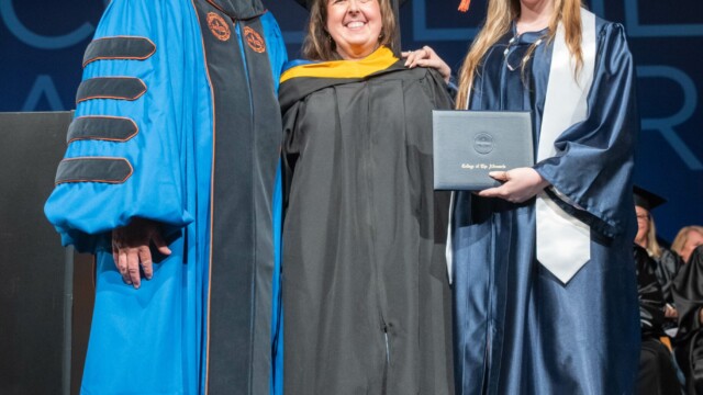 Erin Kelley, Spring 2024 COA Scholar of Global Distinction Award Recipient (pictured with her mother and faculty member, Tammy Kelley and President Bagwell)