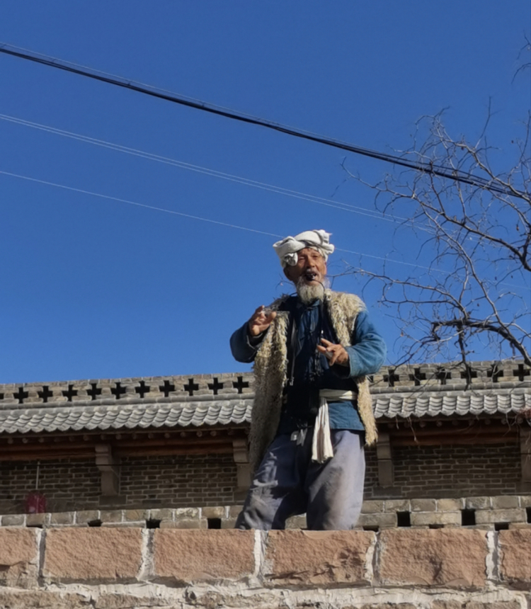The 71-year-old villager Li Yuecheng sings local folk song. Photo: Hu Yuwei/GT