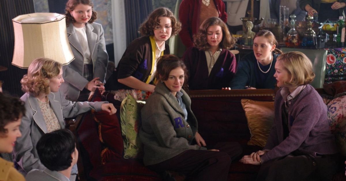 The cast of Mona Lisa Smile around a couch.