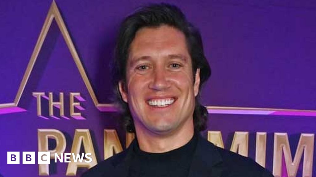 Vernon Kay wins best panto newcomer award for High Wycombe debut Vernon Kay wins best panto newcomer award for High Wycombe debut