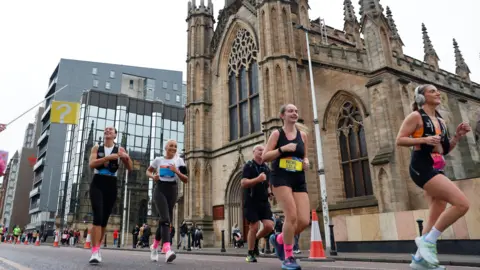 AJ Bell Great Scottish Run Runners going through the streets of Glasgow