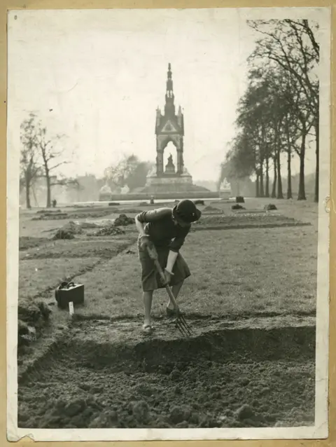 Julia Makra Isabel Beech digging an allotment in Kensington Gardens