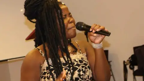 Joice Zau Joice Zau performing