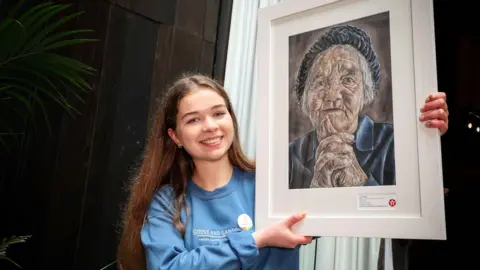 Mac Innes Photography Charley Bell holding her winning entry