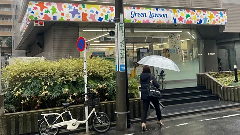 Rachel Nuwer Lawson, one of Japan’s major convenience store chains, is experimenting with a green initiative at one of its stores in Tokyo (Credit: Rachel Nuwer)