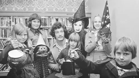 Mirrorpix/Getty Children at a turnip lantern competition