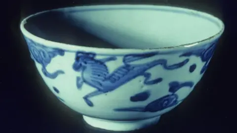 Colin Martin Ming vase recovered from La Trinidad Valencera