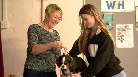 Amélie with dog and owner