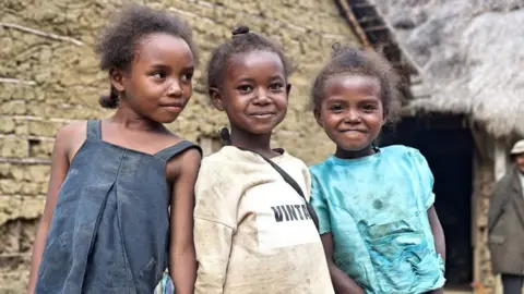 Victoria Gill Young girls in Mangabe