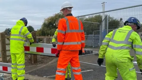Environment Agency Environment Agency staff training with Jackson Civil Engineering to put the demountable barrier up