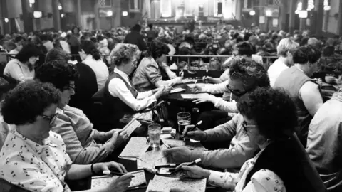 Mirrorpix / Contributor (via Getty Images) Inside a packed Mecca Bingo Hall, Eglinton Street, Glasgow (taken 24 May 1981)