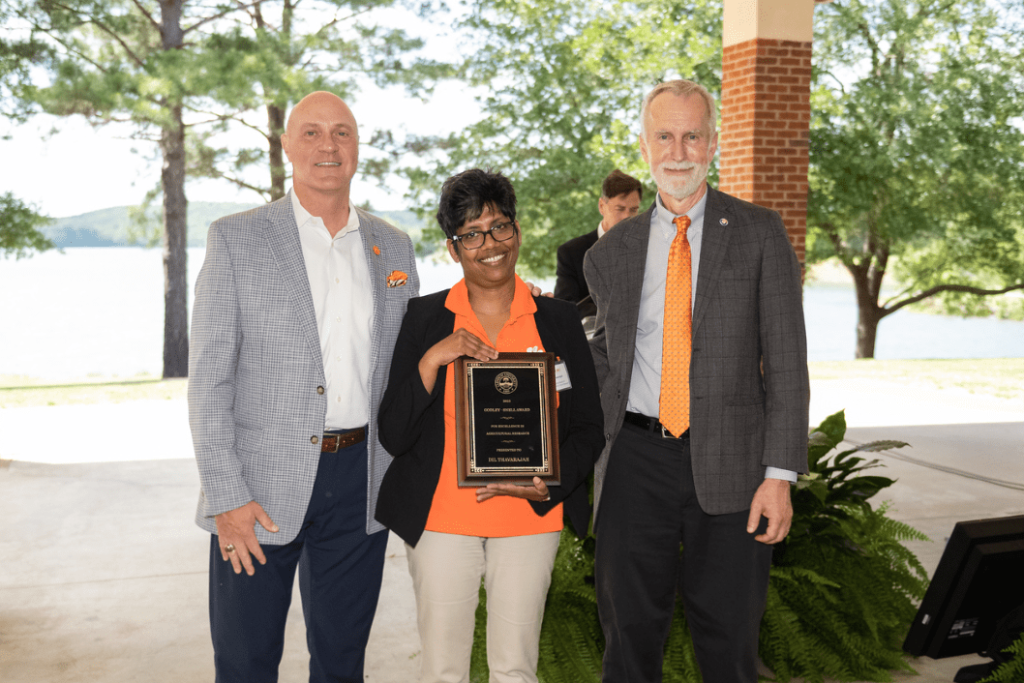 Nominations open for 2024 faculty, staff, student awards Nominations open for 2024 faculty, staff, student awards