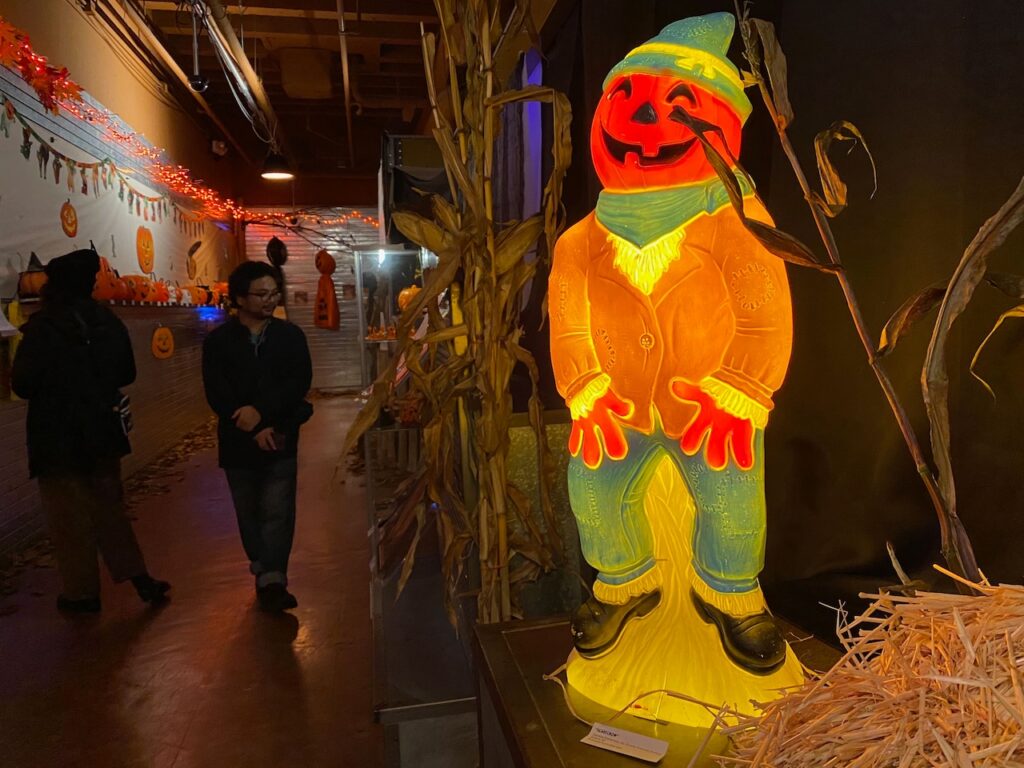 Pop-up Halloween museum opens at Lloyd Center mall Pop-up Halloween museum opens at Lloyd Center mall
