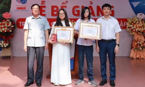 Hanoi School Awards Gold Bars to Top Students for Academic Excellence
