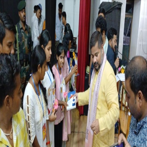 sushanta felicitates meritorious students | tripuratimes