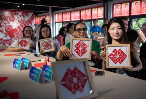 Young Americans soak up history, culture on central China exchange tour-Xinhua