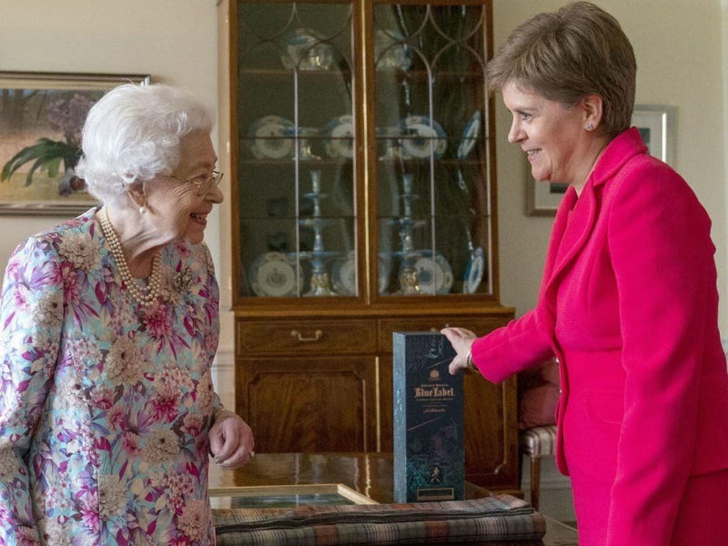 Sturgeon praises Queen’s ‘dedication’ and ‘devotion’ following death at Balmoral Sturgeon praises Queen’s ‘dedication’ and ‘devotion’ following death at Balmoral