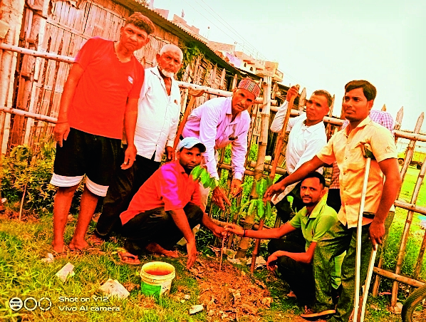 Disabled people gave the message of protecting the environment by planting trees at many places | दिव्यांगजनों ने कई जगह पौधरोपण कर पर्यावरण संरक्षण करने का दिया संदेश – gogri jamalpur News