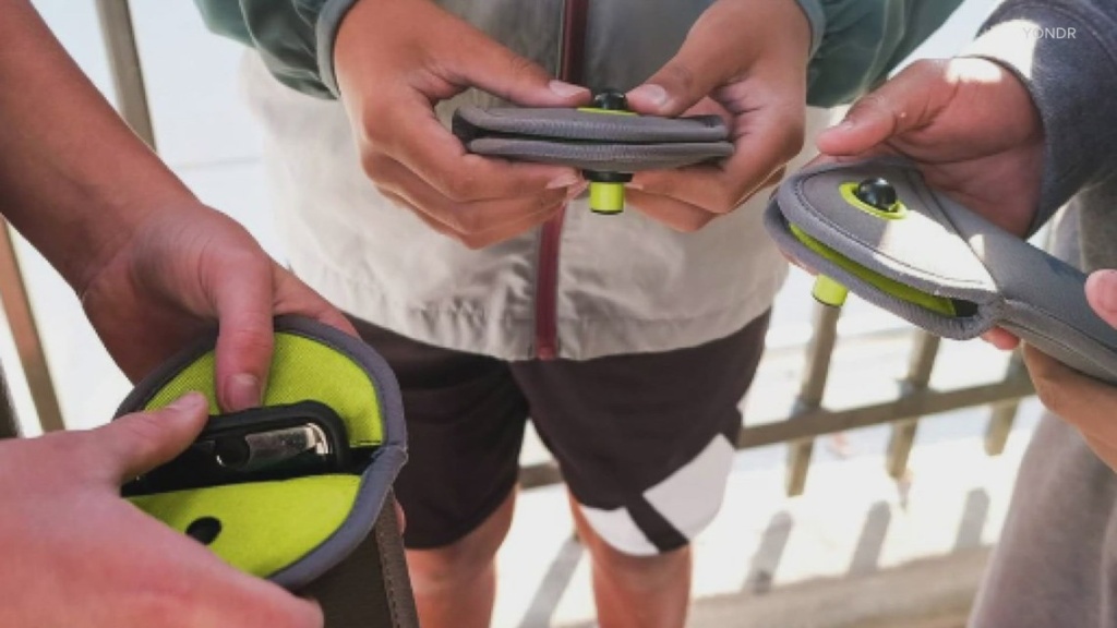 Seattle middle school will require students to lock up cellphones next school year