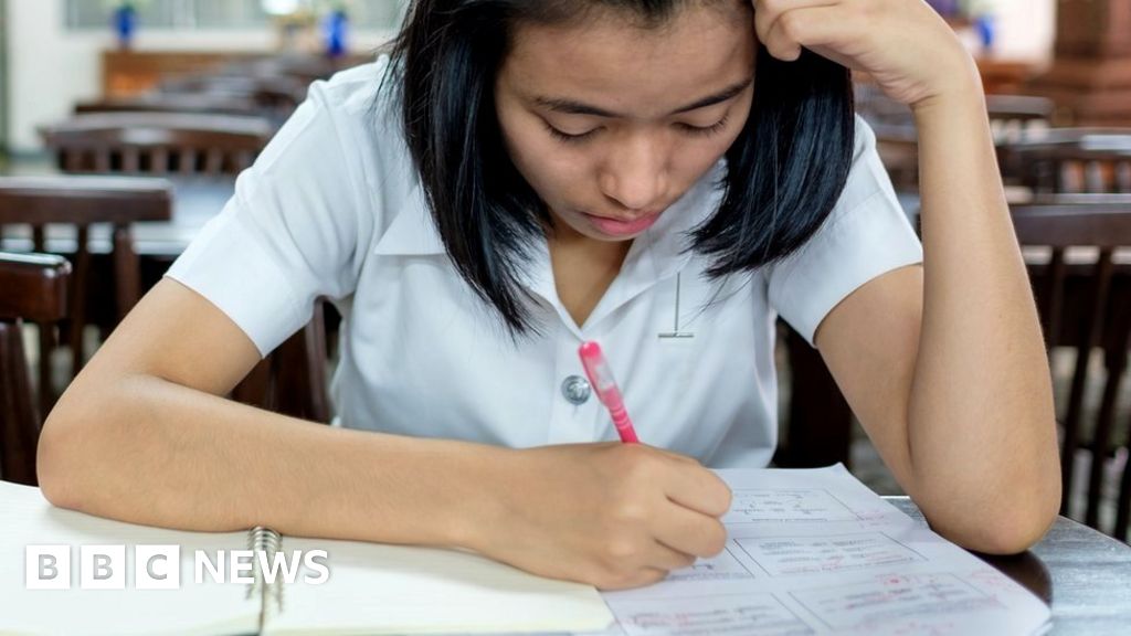 Hotter years ‘mean lower exam results’ Hotter years ‘mean lower exam results’
