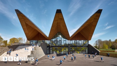 Does a ‘stunning school’ help learning?