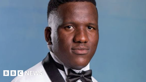 The South African Uber driving singing his way to opera fame