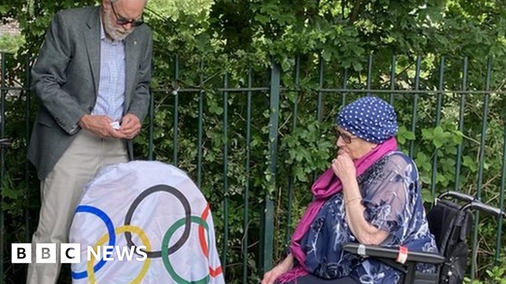 Forgotten athlete gets fitting memorial Forgotten athlete gets fitting memorial