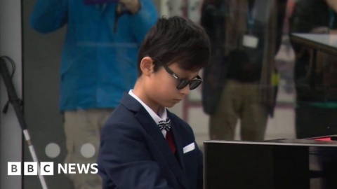 Blind teenage pianist brings music to hospital patients
