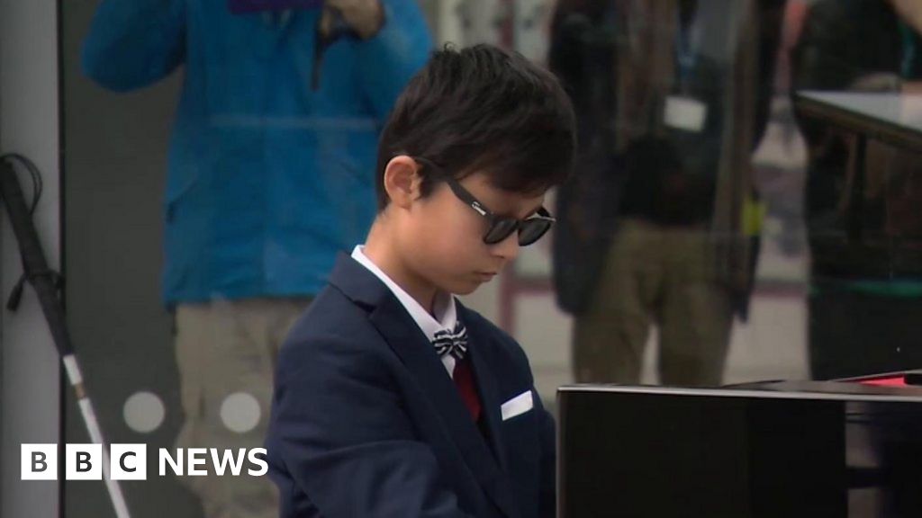 Blind teenage pianist brings music to hospital patients Blind teenage pianist brings music to hospital patients