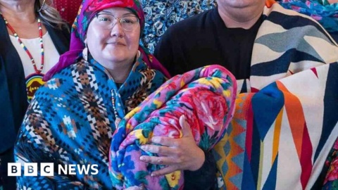 Sacred headdress handed over to Siksika Nation Sacred headdress handed over to Siksika Nation