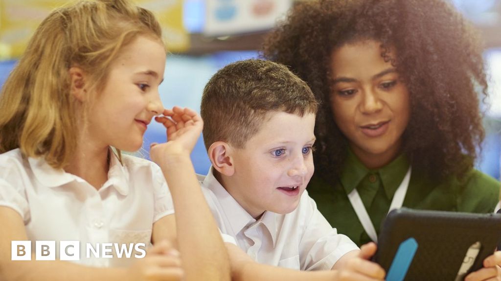 Poorest pupils ‘two years behind when they sit GCSEs’ Poorest pupils ‘two years behind when they sit GCSEs’