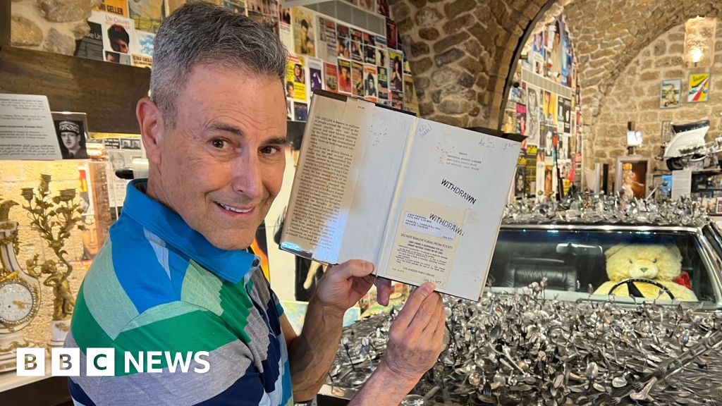Uri Gellar returns library book – about himself Uri Gellar returns library book – about himself