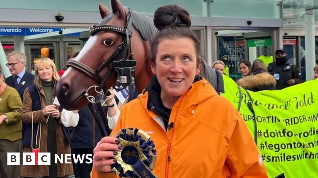 Bereaved mum finishes Chepstow to London horse statue trek Bereaved mum finishes Chepstow to London horse statue trek