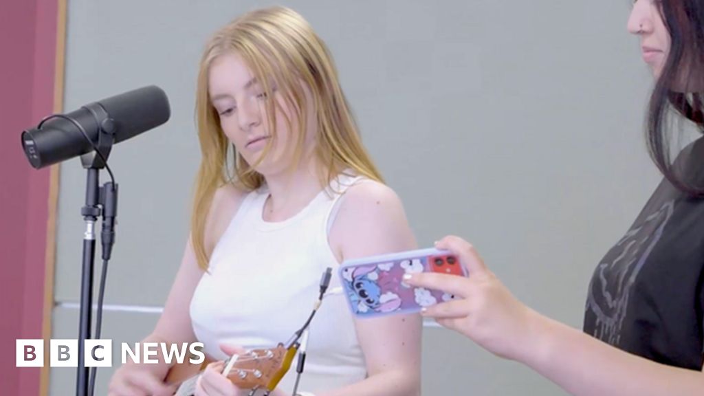 Lowestoft youth group releases Christmas single for mental health charity Lowestoft youth group releases Christmas single for mental health charity