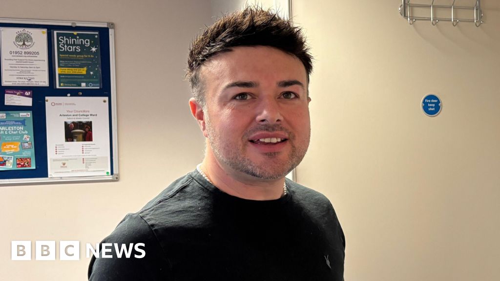 Hairdresser gives free cuts in community centre Hairdresser gives free cuts in community centre