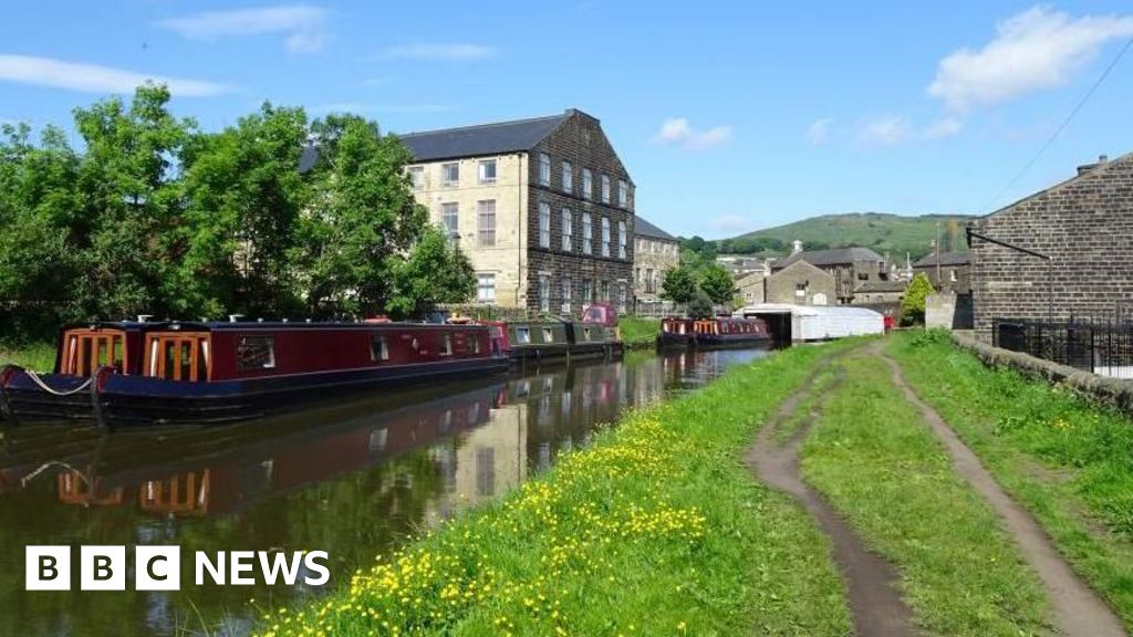 Leeds and Liverpool Canal repair works begin Leeds and Liverpool Canal repair works begin