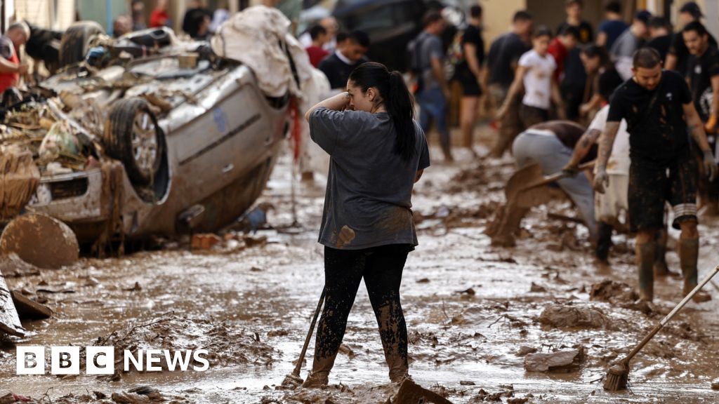 Spain flooding: Search for survivors continues Spain flooding: Search for survivors continues