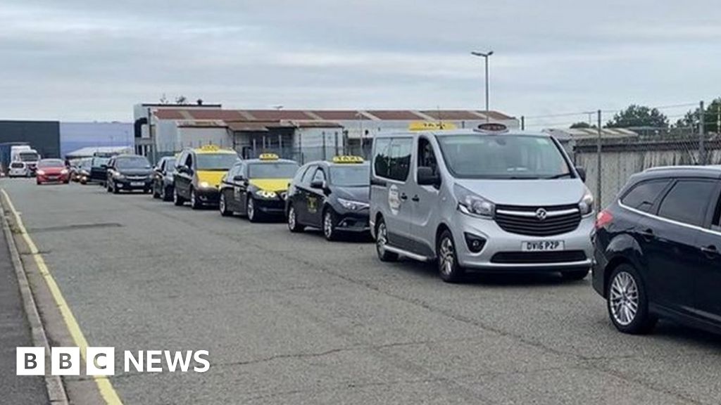 West Suffolk taxi drivers protest over accessible vehicle rule West Suffolk taxi drivers protest over accessible vehicle rule