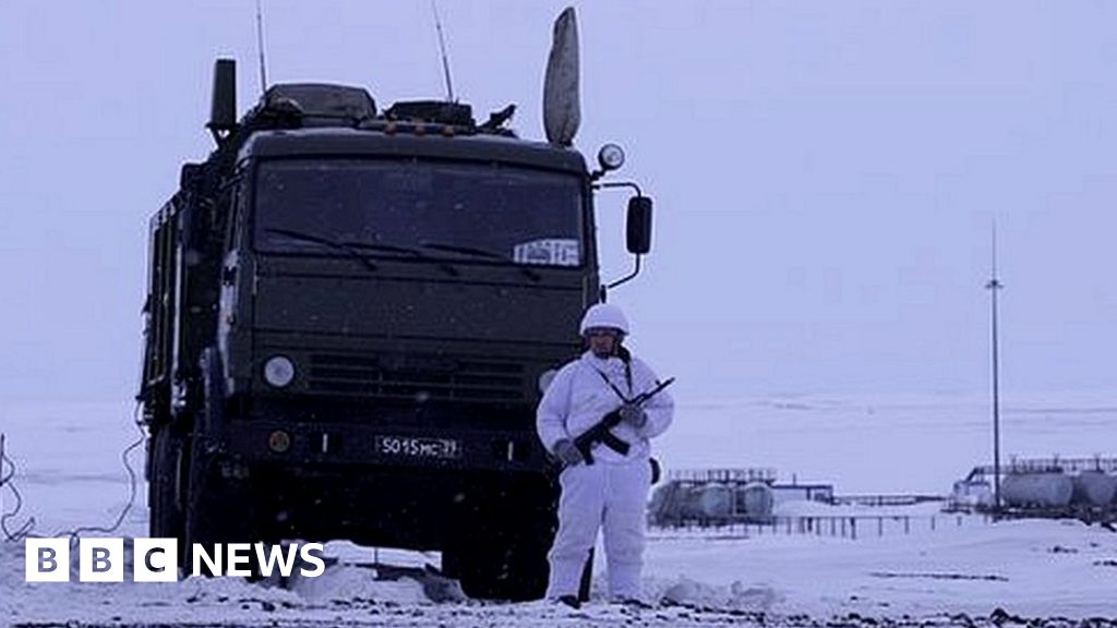Russia flexes muscles in challenge for Arctic control Russia flexes muscles in challenge for Arctic control