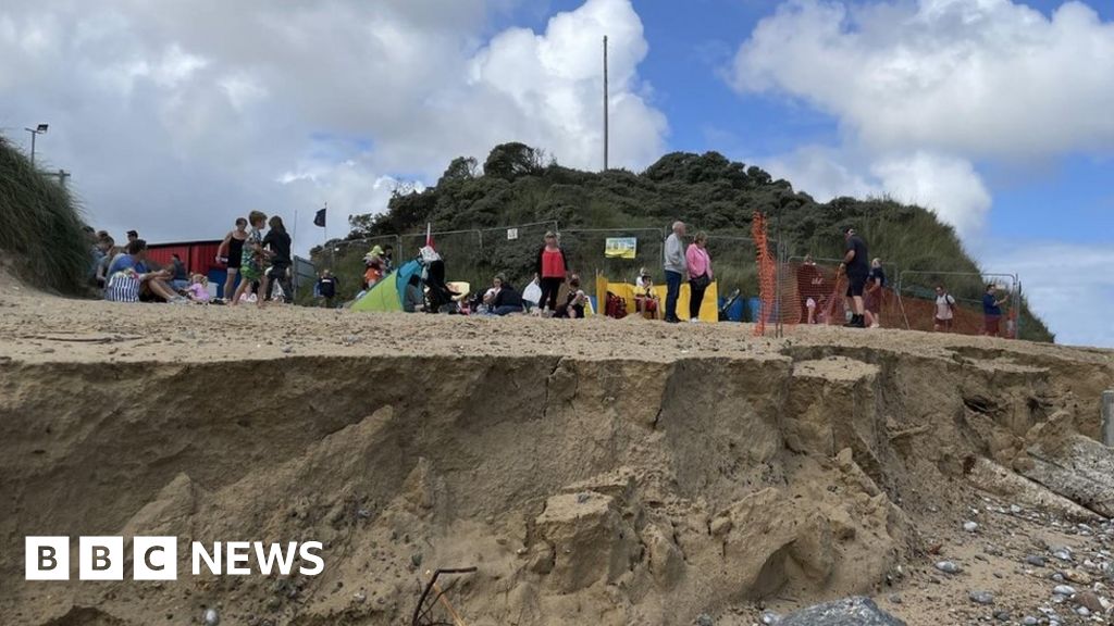 Hemsby beach loss prompts fresh calls for sea defences Hemsby beach loss prompts fresh calls for sea defences
