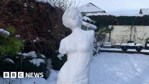 Leeds teenager creates Venus de Milo sculpture out of snow Leeds teenager creates Venus de Milo sculpture out of snow